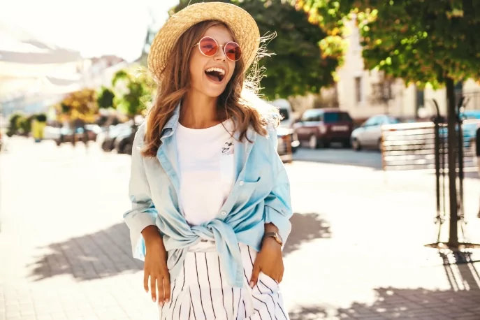 Woman with hat and sunglasses